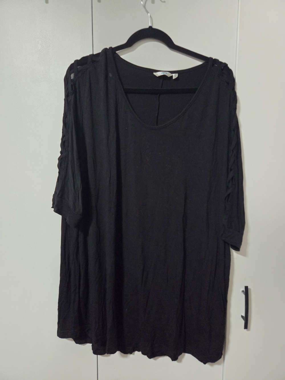 La Vie En Rose Black Ladder Sleeve Tunic